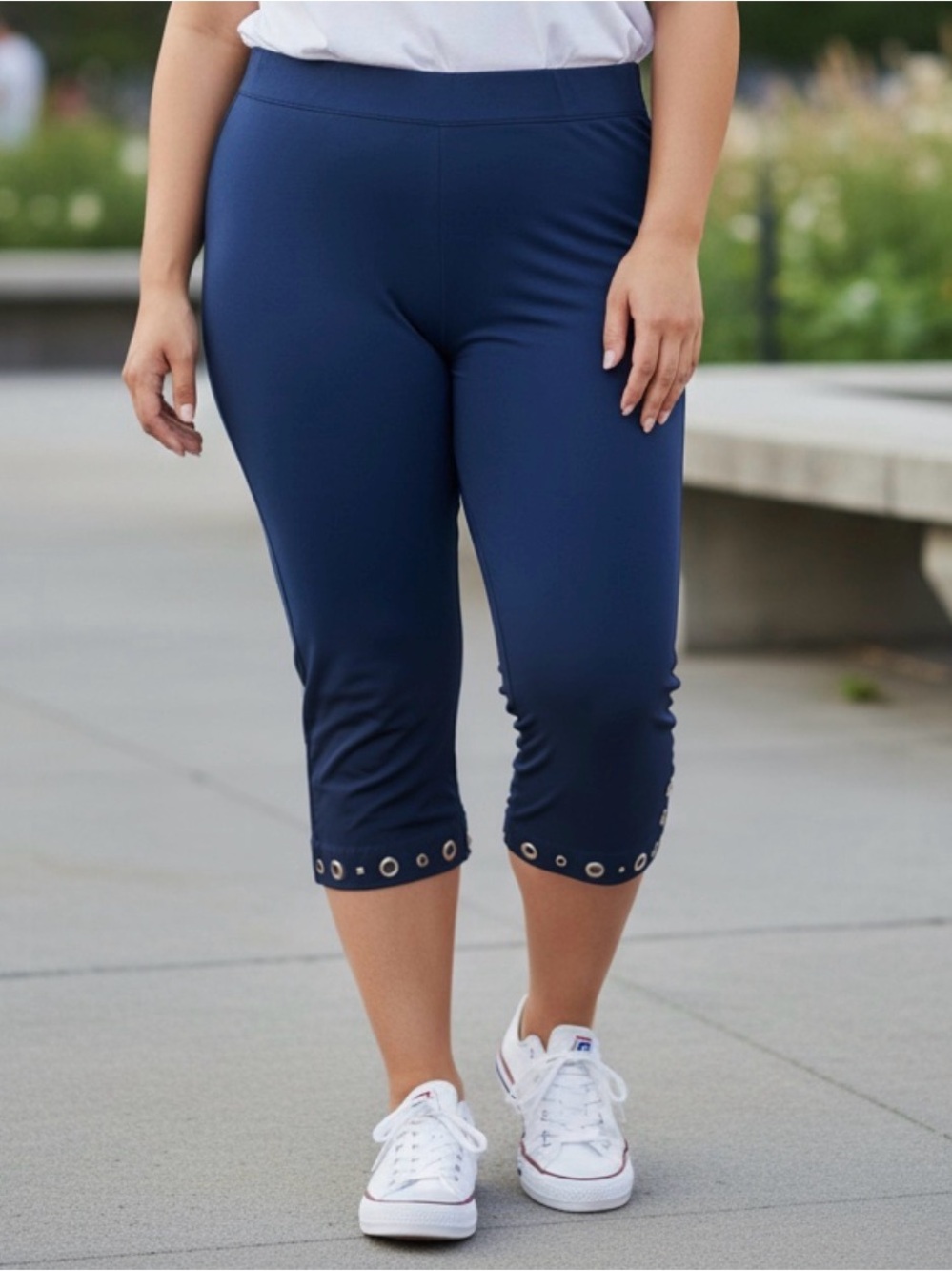 🫶🏻 Cathy Daniel’s Stretch Pull On Navy Grommet Capri Leggings